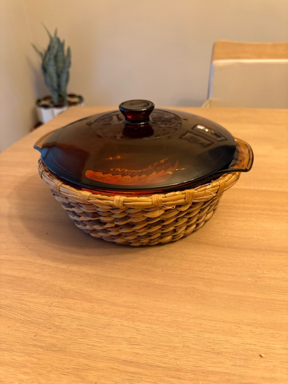 VINTAGE Anchor Hocking Fire King 1.5 Quart Amber Casserole Dish w Lid & holder